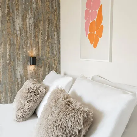 Cozy 2-bedroom In Apartment